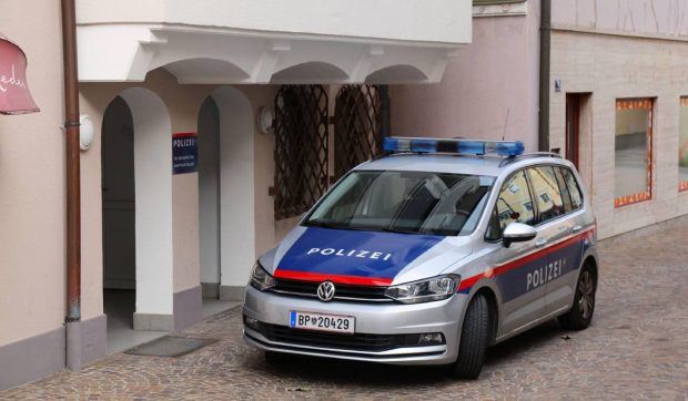 Doi români au fost atacați cu 13 focuri de armă, după ce au parcat mașina în fața unei case din Austria: „A luat arma și a început să tragă”