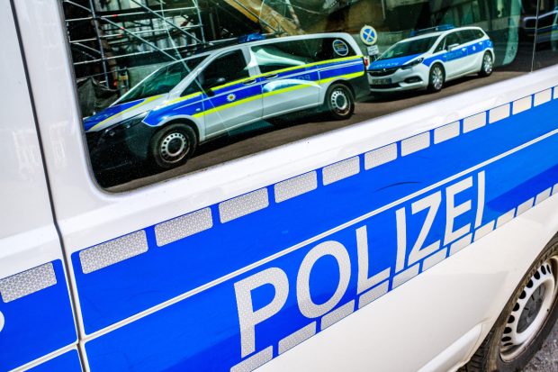 Mâinile tăiate ale unei mame au fost găsite pe autostradă, bebelușul ei a fost lăsat la o mănăstire, în Germania. Nimeni nu știe dacă femeia mai e în viață