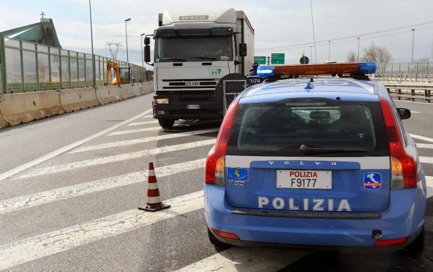 Un șofer de TIR a fost oprit pe autostradă și dat jos de polițiști imediat ce au văzut un singur detaliu din cabină