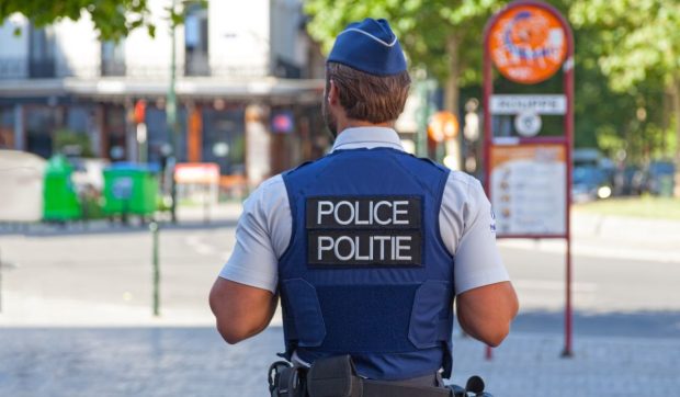 Un bărbat a încercat să lovească cu mașina patru polițiști, în Bruxelles. Suspectul, deja cunoscut autorităților, a fost reținut pe loc