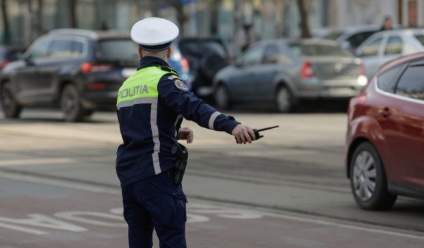 Un nepalez oprit în trafic în Vâlcea, la un control de rutină, a primit 5 ani interdicție de intrare în UE. Alți trei nepalezi care erau cu el au primit decizii de returnare
