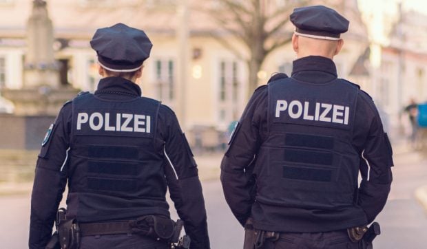 Un polițist s-a transformat din bărbat în femeie doar în acte, pentru a fi promovat și a primi un salariu mai mare