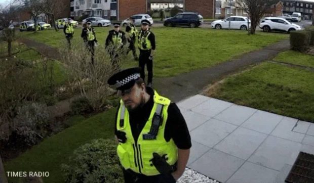 Un cuplu de britanici s-a trezit cu peluza plină de polițiști după ce a trimis mai multe mesaje pe grupul de părinți al școlii. Ce au scris pe WhatsApp înainte să fie arestați