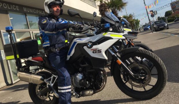 Un adolescent pe bicicletă a depășit motocicleta BMW a poliției, pe autostradă. Avea 120 km/h, polițistul „s-a simțit ca și cum ar fi stat pe loc”