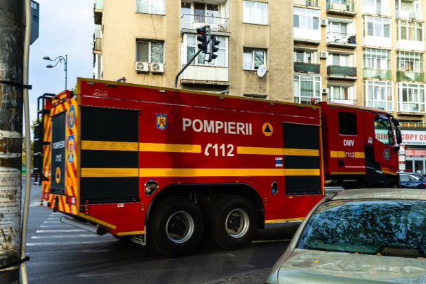 Explozie urmată de incendiu într-un bloc din Timișoara: 60 de persoane evacuate, un bărbat cu arsuri grave
