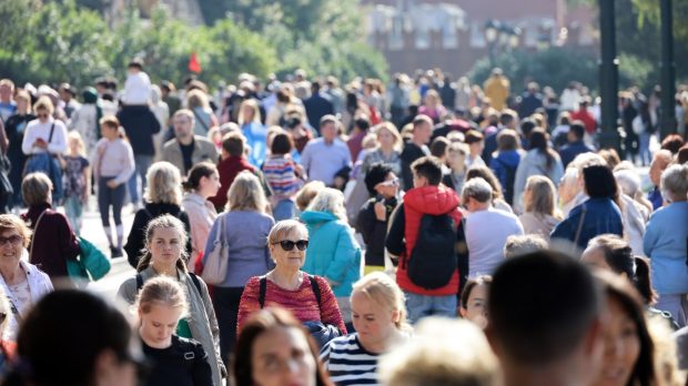 Populația României poate scădea cu 5 milioane de locuitori în 50 de ani, anunță INS. Dacă în 1989 erau 23 de milioane, în 2080 ar putea rămâne 14 milioane