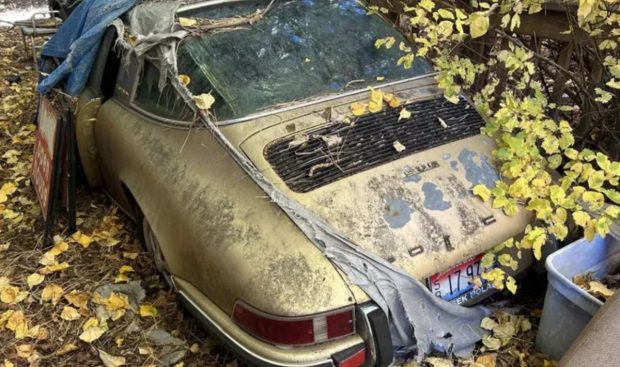 Un Porsche 911, descoperit după ce a stat 30 de ani abandonat sub niște brazi