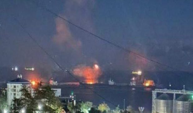 Ucraina a luat la țintă una dintre căile de export ale Rusiei, portul Tuapse aflat la Marea Neagră: un petrolier a fost incendiat