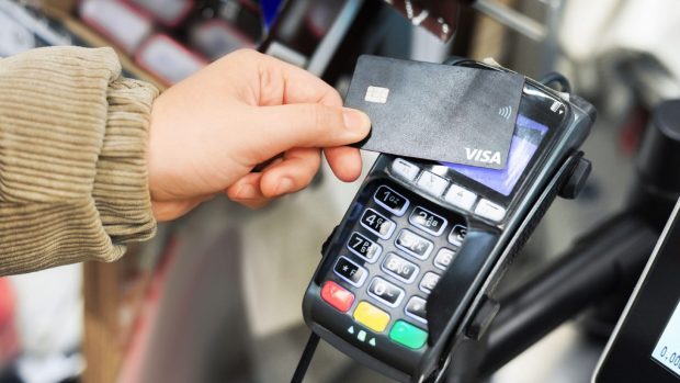 Taxele, impozitele și amenzile vor fi plătite prin card, transfer bancar sau aplicații electronice. De când elimină statul plățile în numerar