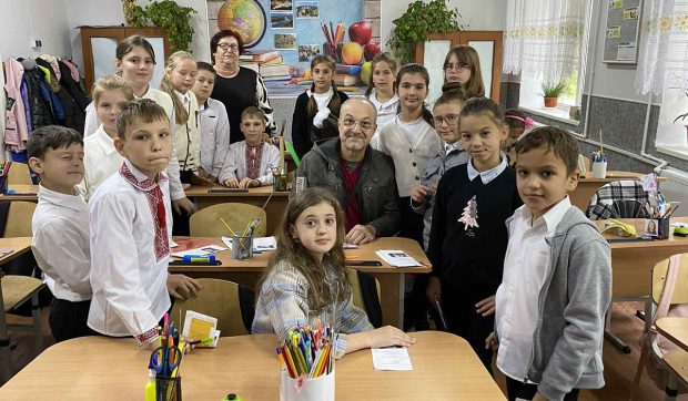 Două eleve din satul Roșu, Republica Moldova, și-au dorit să vadă un scriitor în carne și oase. Cezar Paul-Bădescu le-a acceptat invitația: „Au fost multe momente în care-mi stăpâneam emoțiile cu greu, în care aproape că-mi dădeau lacrimile”