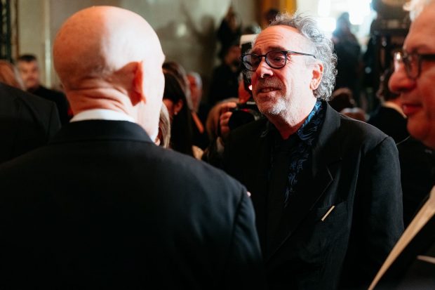 Tim Burton, invitat special la premiera filmului „Cravata Galbenă”. Declarațiile regizorului: „Voi avea mereu o legătură romantică cu România”