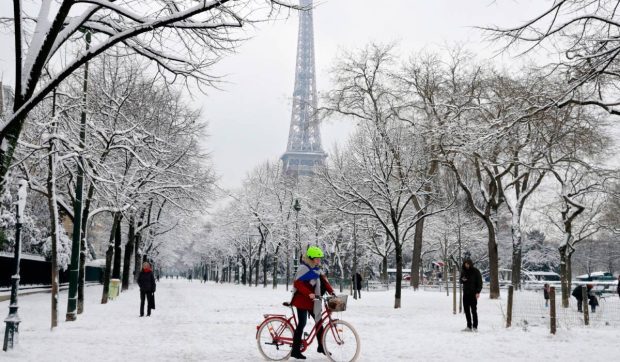 Prima zăpadă din iarna lui 2025 a transformat Parisul într-o feerie de iarnă