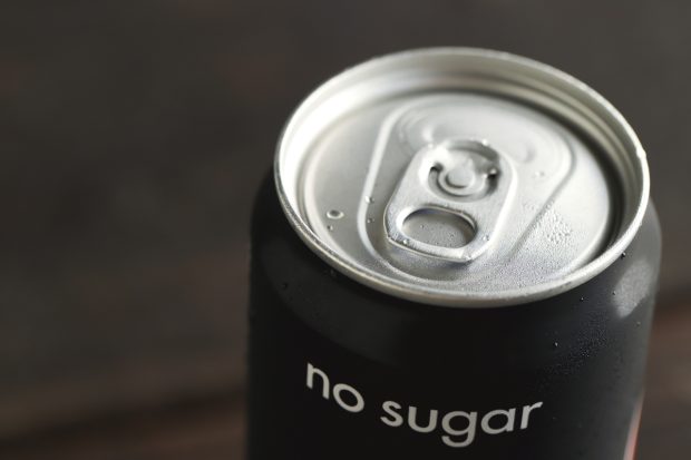 Un îndulcitor folosit în produsele „fără zahăr”, asociat cu boli hepatice grave, arată un nou studiu