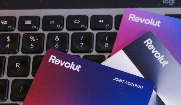 Conturi înghețate peste noapte: cum i-a lăsat Revolut fără bani pe rușii din Uniunea Europeană