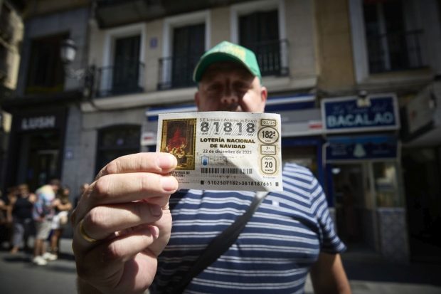 Spaniolii pot câștiga 4.000.000 de euro de Crăciun, anunță o reclamă la loterie care spune că banii nu sunt importanți