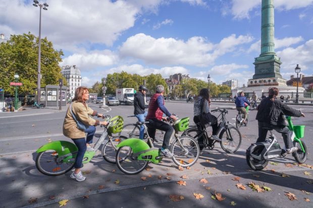 O bandă de alergare a căzut peste ea în timp ce se plimba cu bicicleta prin Paris. Un locatar, pus sub acuzare și încarcerat