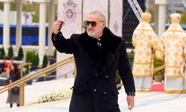 Ce a făcut Gigi Becali pe o stradă din București când lângă el a ajuns un livrator străin pe scuter