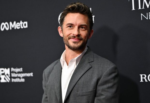 Imagine Stire Cel mai sexy bărbat din lume, Jonathan Bailey, are o relație cu un „bărbat minunat” și ține mult la viața sa privată | 2review.ro