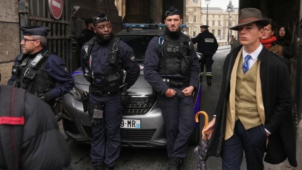 Misteriosul „Fedora Man”, adolescentul francez elegant surprins după jaful de la Luvru, a fost identificat