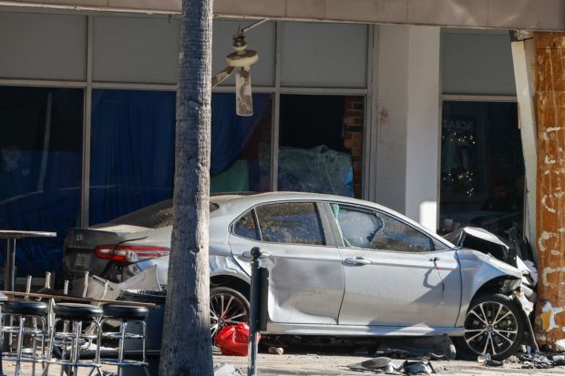 Un șofer urmărit de poliție a intrat cu mașina într-un bar din Florida: patru oameni au murit, iar alți 13 au fost răniți