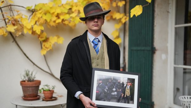 Misteriosul „Fedora Man”, adolescentul francez elegant surprins după jaful de la Luvru, a fost identificat