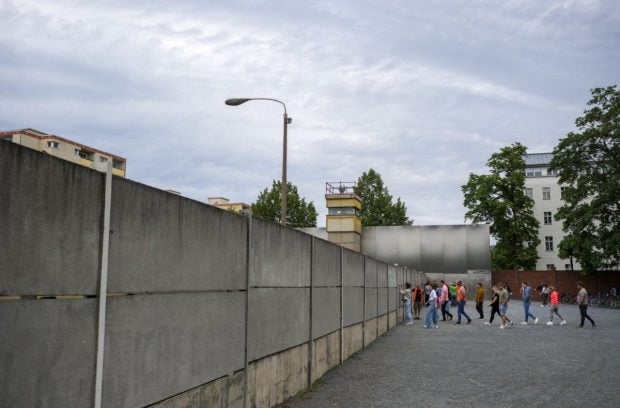 După căderea Zidului Berlinului, mii de oameni au trecut granița în valuri, acum 36 de ani