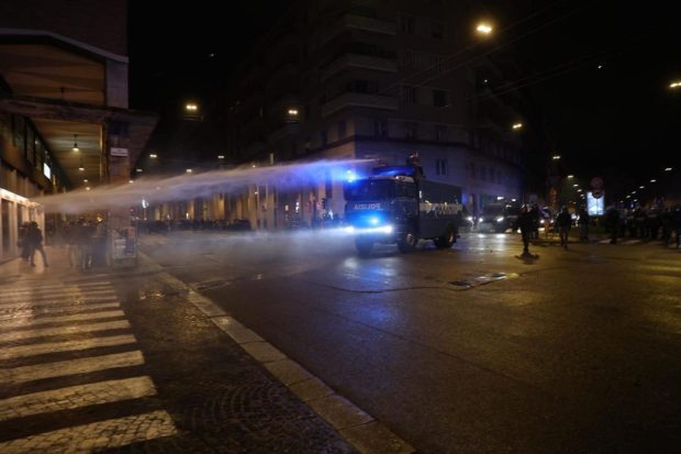 Război de gherilă urbană în Bologna, după meciul Virtus-Maccabi: țestoasele au pus tunurile cu apă pe manifestanții pro-Palestina
