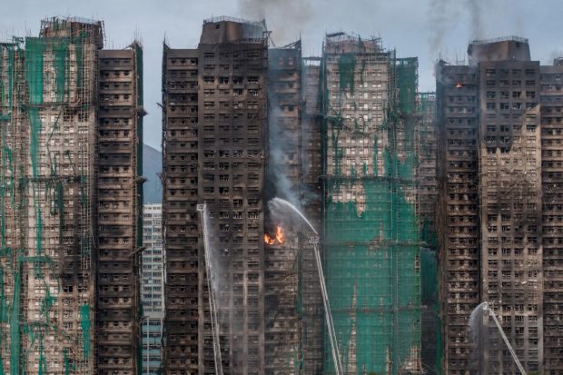 Un bărbat a supraviețuit la etajul 16 într-unul dintre blocurile incendiate din Hong Kong și a fost salvat de pompieri. Numărul morților a ajuns la 65