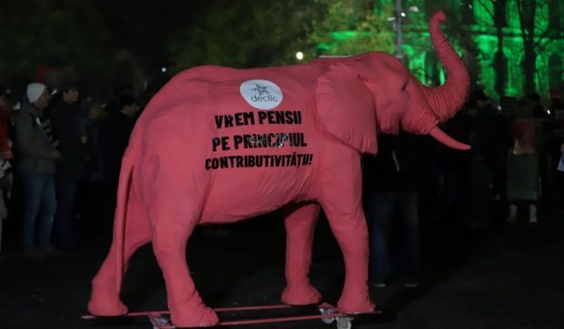 Protest în Piața Victoriei, cu un elefant roz gigantic, față de pensiile speciale: „Vrem drepturi egale”