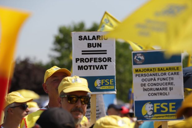 Guvernul „coace” o nouă reducere a cheltuielilor de personal din învățământ. Sindicatele anunță o criză fără precedent și ies mâine în stradă: „Vom picheta Ministerul Educației”