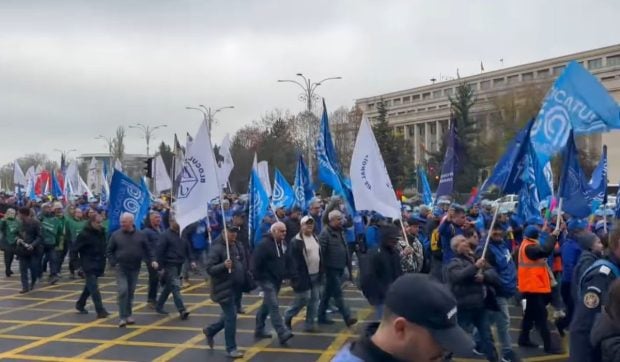 Mii de oameni protestează în fața a 8 ministere în București, împotriva austerității premierului Ilie Bolojan