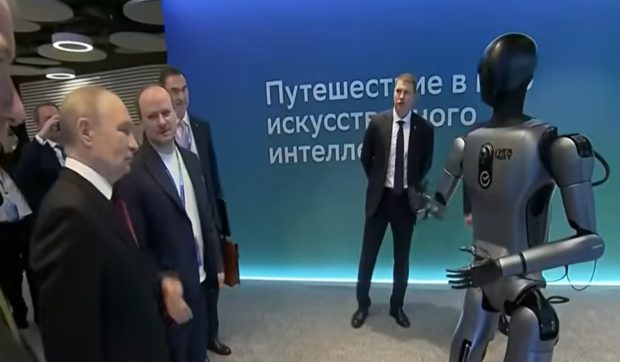 Ce reacție a avut Vladimir Putin în fața unui robot care dansa special pentru el | VIDEO