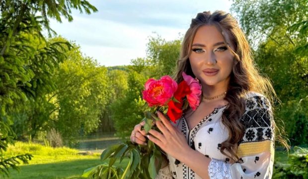 O cântăreață de muzică populară s-a răsturnat cu mașina de mai multe ori, la Târgu Jiu. În ce stare se află
