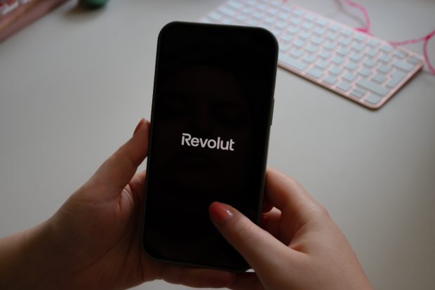 Tentativele de fraudă prin apeluri telefonice, în creștere. Revolut dezvăluie cum acționează escrocii