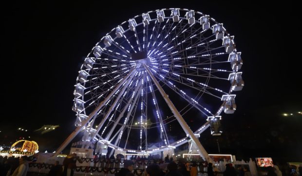 Cât costă să te dai șase minute în roata panoramică din Târgul de Crăciun din Piața Constituției. Cât costă și ce include un bilet VIP