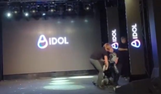 Primul robot umanoid al Rusiei s-a făcut de râs chiar la lansare și a devenit viral: a căzut pe scenă | VIDEO