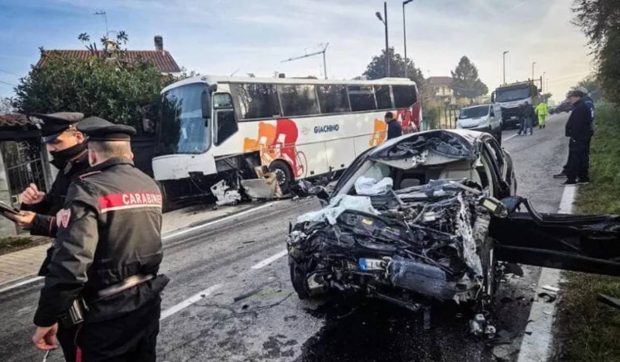 Un șofer român a murit în Italia, după ce a intrat cu BMW-ul într-un autobuz cu 50 de elevi. Bărbatul se întorcea de la muncă
