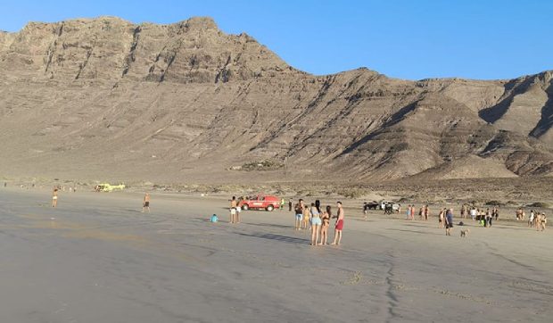 Un român a murit înecat, iar prietenul lui indian a dispărut luat de ape în Famara, Insulele Canare