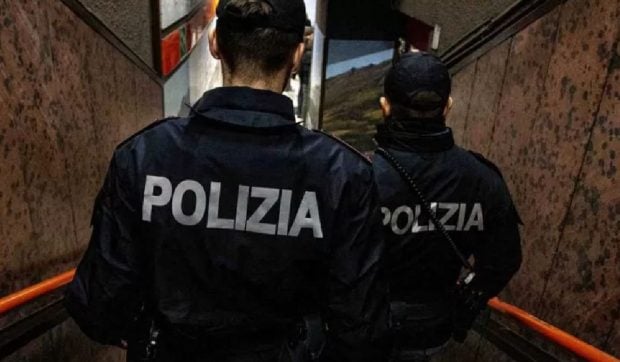 Un român și-a făcut o „peșteră a hoților plină de comori” și polițiștii au găsit acolo o pradă de zeci de mii de euro