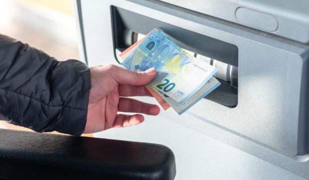 Cinci români și-au băgat singuri în cont 23.000 de euro, printr-o metodă sofisticată, în Spania