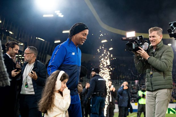 Ronaldinho a petrecut până la 5.00 într-un club de noapte și a întârziat la meciul de gală cu legendele Elveției: „Și mahmur, și cu burtă, tot a făcut show”