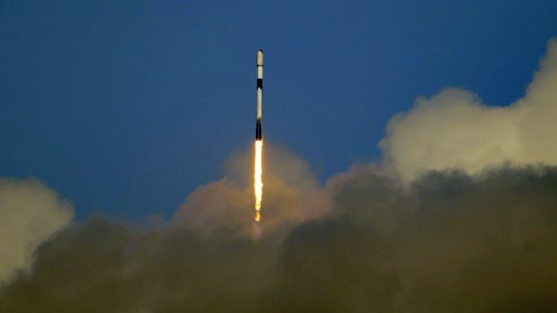 Sateliți secreți SpaceX, operați de guvernul SUA, transmit semnale radio în spațiu