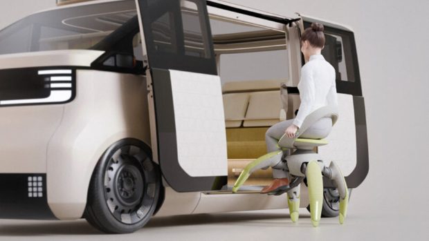 Toyota a prezentat un nou concept de scaun rulant, cu tentacule, care poate urca scări de unul singur