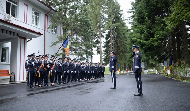 Cel mai mare număr de candidați înscriși la școala de poliție de la începerea războiului din Ucraina. Concurenții derutați de „tiramisu” la examenul la limba română