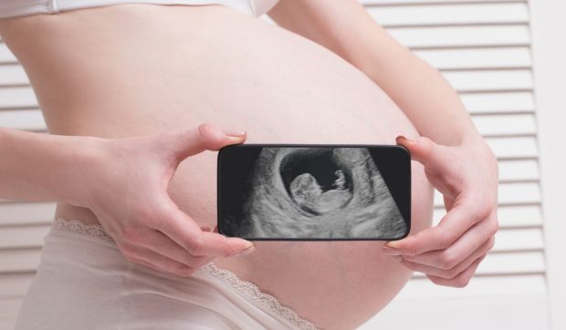 Miliardarii încearcă să creeze copii perfecți prin inginerie genetică