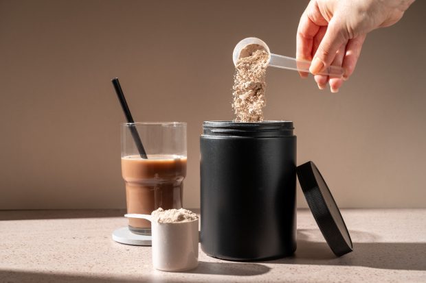 De la cuburi de carne la băuturi colorate. Evoluția incredibilă a shake-urilor proteice