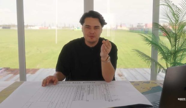 Selly prezintă povestea proiectului Nibiru, inspirată de „Beach, Please!”. Internauții pun întrebări: „Zice ceva și de construit o autostradă?”