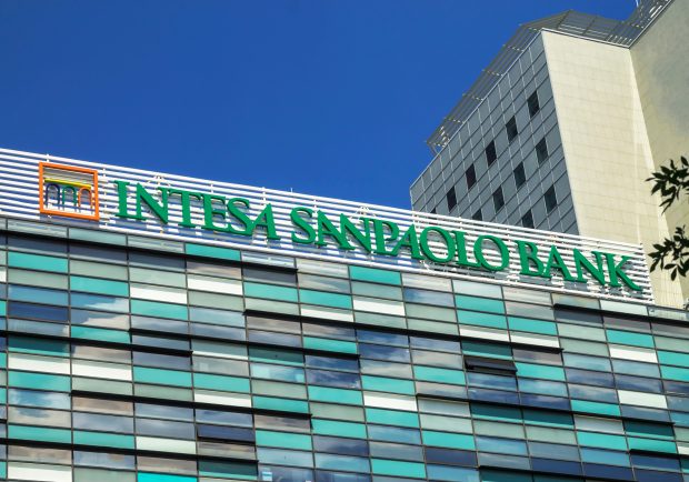 Fuziune cu scântei între First Bank și Intesa Sanpaolo România. Sistemele au funcționat prost, iar mii de oameni n-au avut acces la bani