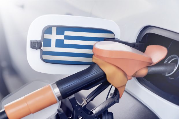 Hellenic Petroleum vrea să cumpere benzinăriile Lukoil din România. Cine mai este în cursă
