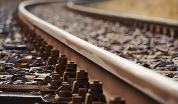 Un bărbat a murit spulberat de tren în timp ce traversa calea ferată pe bicicletă, în Vaslui